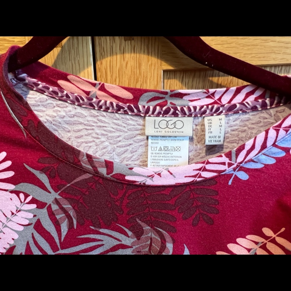 Logo top with contrasting godets and trim. Size M